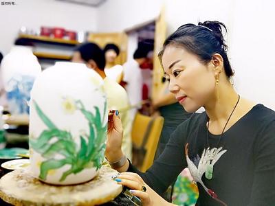 筆墨繪瓷韻 交流促創(chuàng)作——岳塘區(qū)美協(xié)組織文藝家赴醴陵開展“瓷繪”采風(fēng)創(chuàng)作交流活動(dòng)